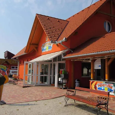 - Balaton 18390 Feriehus *